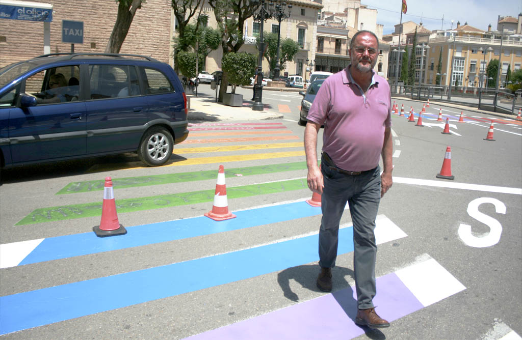 El Ayuntamiento pinta de colores pasos de cebra para concienciar de los derechos de Lesbianas, Gais, Bisexuales y Transexuales